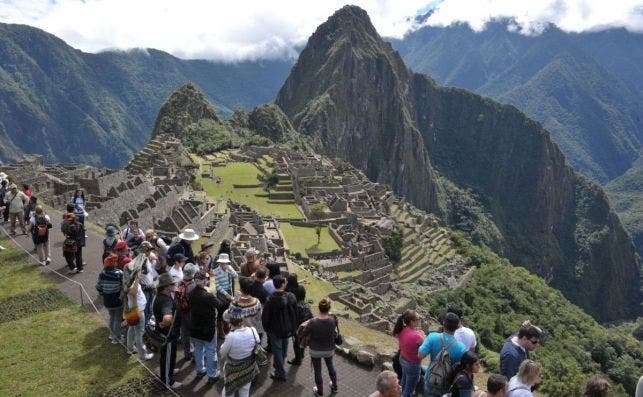 El turismo en Machu Picchu tuvo que regularse para evitar colapsos en la ciudad de los incas.