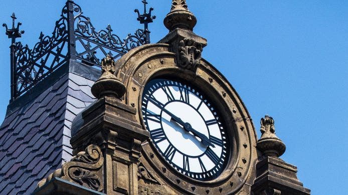 Detalle reloj que corona el edificio del Hotel Indigo Manchester.