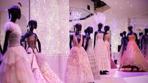 Piezas de Dior en el Victoria Albert Museum de Londres. Foto: EFE.