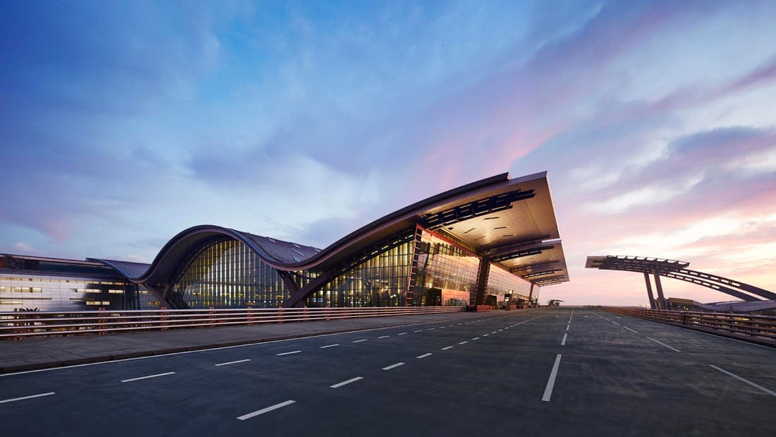 Exteriores del Aeropuerto de Hamad en Doha, uno de los mÃ¡s lujosos del mundo.