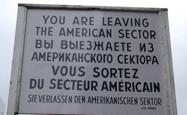 El famoso cartel del Checkpoint Charlie. Foto: JP Chuet