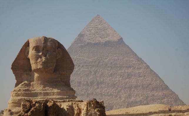La esfinge de Giza y la pirÃ¡mide de Keops, en Egipto.