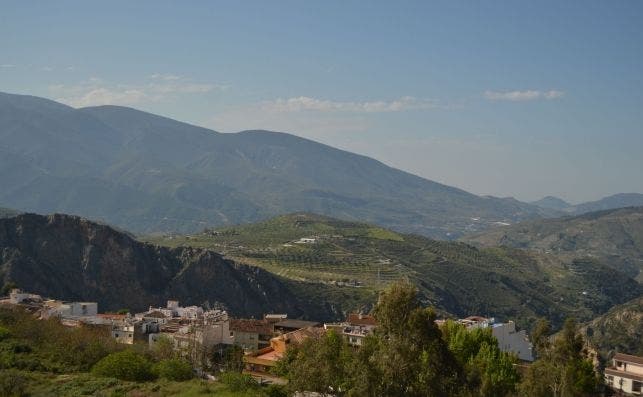 Vista de LanjarÃ³n desde lo alto de su campo de fÃºtbol