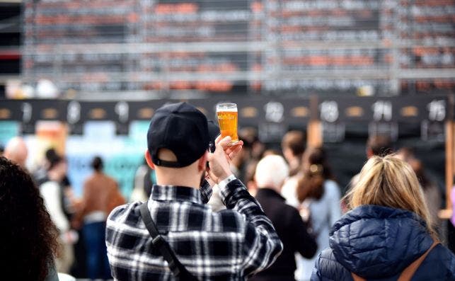 Uno de los asistentes del BBF fotografÃ­a su vaso de cerveza. Foto: Jordi CatalÃ 