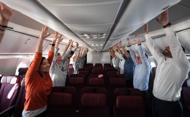 Los pasajeros del vuelo Londres-SÃ­dney realizan ejercicios de estiramientos. Foto: Qantas.