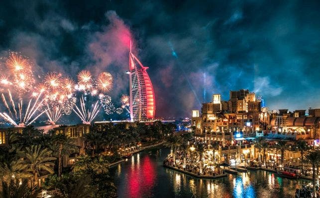 Los edificios mÃ¡s emblemÃ¡ticos de DubÃ¡i iluminados por la pirotecnia. Foto: Madinat Jumeirah