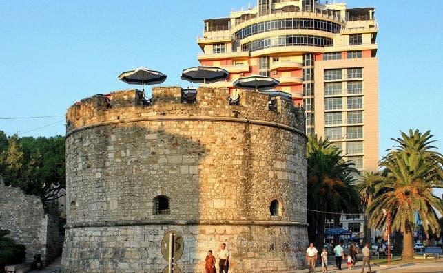 Torre Veneciana en DurrÃ«s con un restaurante en su terraza. 