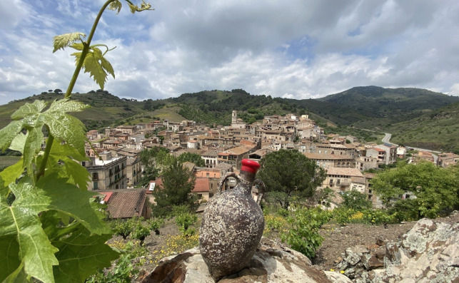 El aÌnfora y al fondo Porrera. Foto: Olim