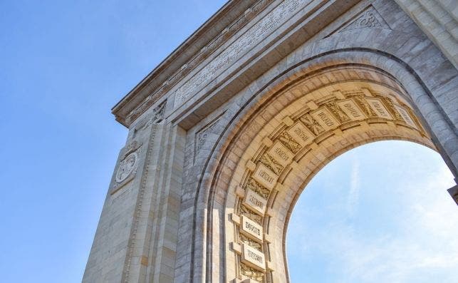 El Arco del Triunfo en Bucarest. Foto de Bo SaldaÃ±a.