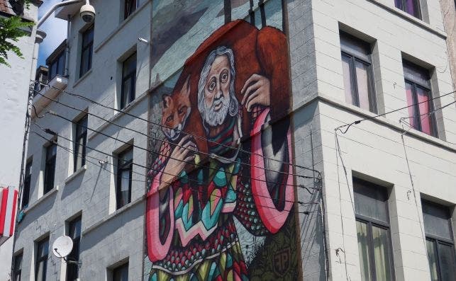 El arte urbano tambiÃ©n homenajea a Bruegel. Foto Ana BelinchÃ³n EFE.