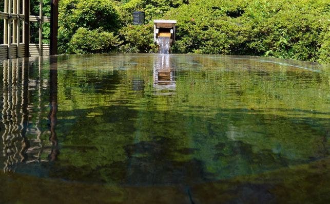 El balneario se alimenta de aguas termales de flujo libre de agradable agua caliente