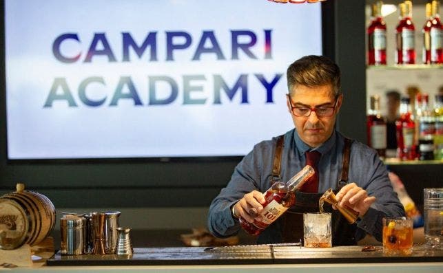 El bartender Santamaria en la Campari Academy Foto Campari. Foto: Jordi CatalÃ 