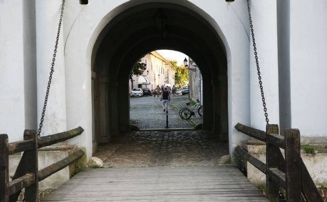 El bastioÌn La Puerta del Agua da entrada a Tvrdja. Foto: Manena Munar.