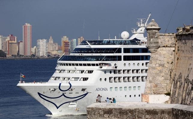 El buque Adonia, de la compaÃ±Ã­a Fathom (Carnival) fue el primero en llegar a Cuba en 2016. Foto Alejandro Ernesto | EFE.