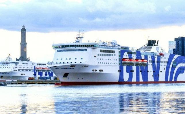 El buque Splendid funciona ya como hospital frente al puerto de GeÌnova. Foto GNV.