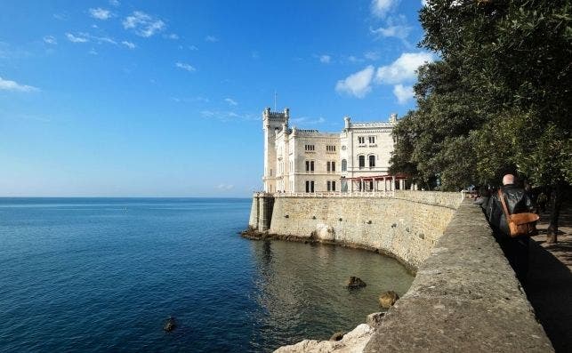 El Castello di Miramare parece suspendido sobre el mar. Foto: AÌngel Bonete.