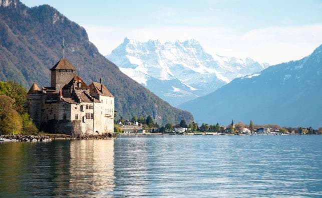 El castillo de Chillon es uno de los que inspira el que aparece en La Sirenita. Foto Andrea Caramello Unsplash