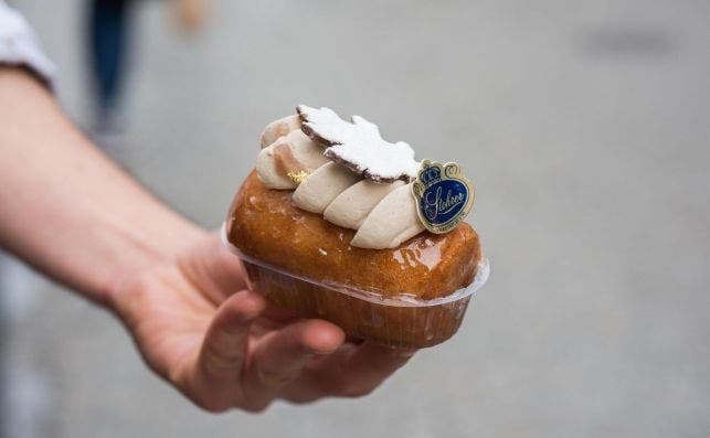 El cÃ©lebre pastel Baba au Rhum es una de las creaciones mÃ¡s demandadas de Stohrer.