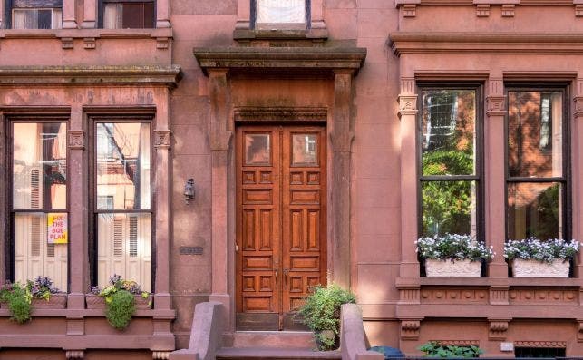 El color rojo predomina en el senÌƒorial Brooklyn Heights. Foto Berenice Melis Unsplash