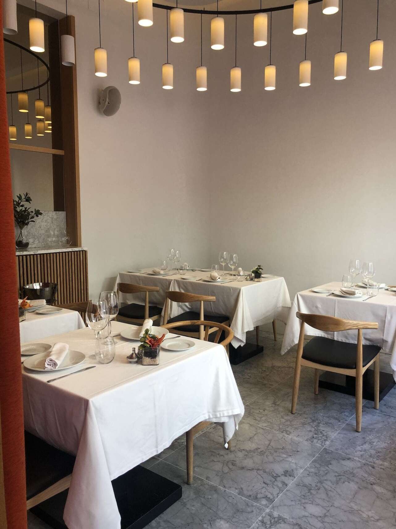 El comedor del restaurante Beluga es moderno y espacioso