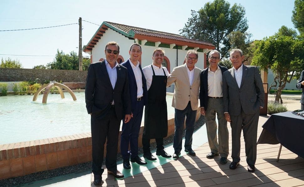 De izquierda a derecha: Raimon Grifols, VÃ­ctor Grifols Deu, Jordi Roca, Joan FornÃ³s, Francesc Xavier Llorente i VÃ­ctor Grifols Roura en las instalaciones durante la inauguraciÃ³n. Foto: Agua de VilajuÃ¯ga