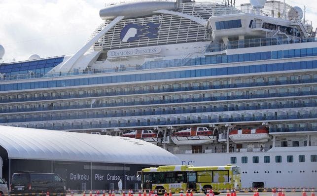 El Diamond Princess estuvo en cuarentena en JapoÌn. Foto EFE EPA TORU HANAI