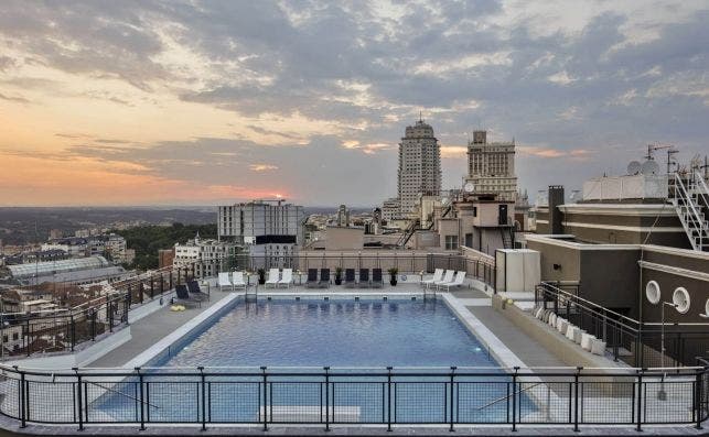 El Hotel Emperador Madrid cuenta con una de las piscinas mÃ¡s amplias en las alturas
