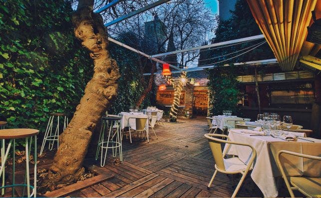 El jardiÌn del restaurante Clandestina de las Tendillas es uno de sus puntos a favor