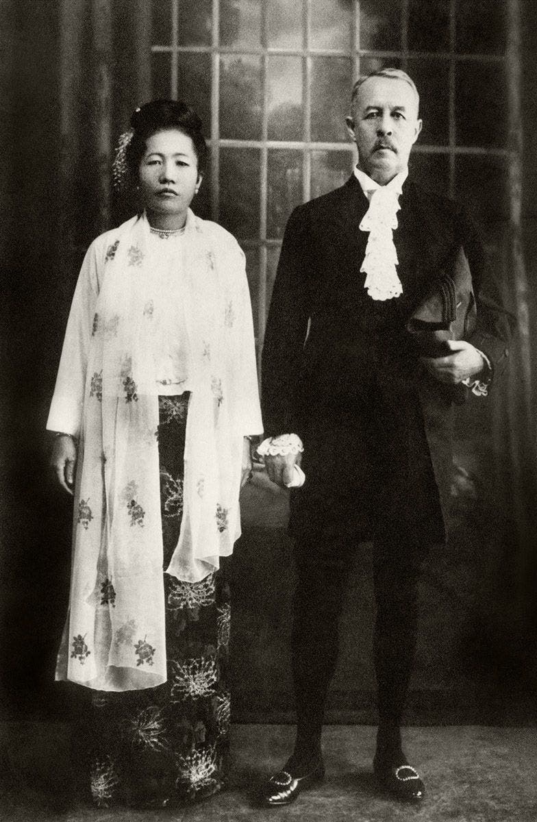 El magistrado William Carr junto a su esposa Ma Khin.