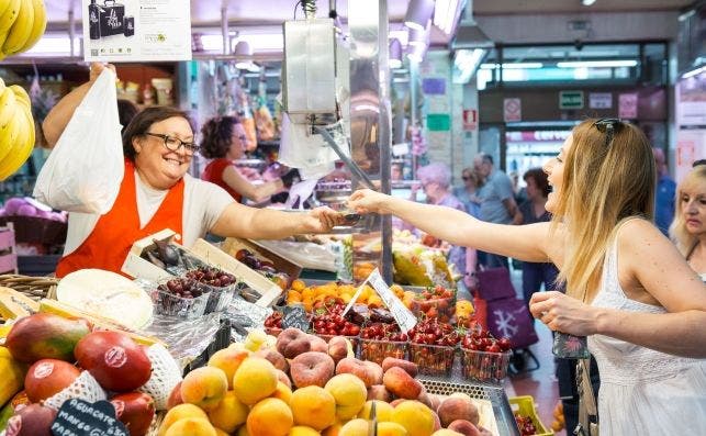 El Mercado del Cabanyal es perfecto para tomar el pulso al barrio. Foto: Abel Gimeno.