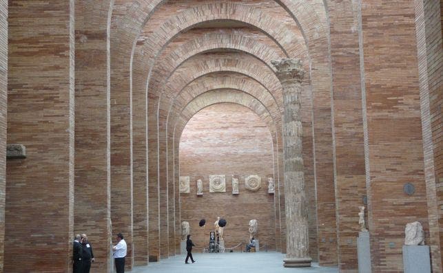 El museo se inspira en las proporciones geomeÌtricas del Arco de Trajano. Foto Pedro FarreÌ EFE
