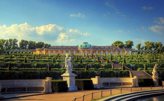 El palacio se alza sobre terrazas de vinÌƒedos. Foto Wolfgang Staudt Flickr