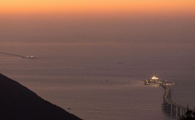 El puente cuenta con un tramo sumergido y conectado por dos islas artificiales. EFE / Jerome Fauvre.