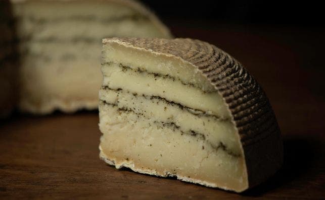 El queso artesanal Mentiroso luce en su interior tres liÌneas de menta seca que le aportan un aroma y un sabor inconfundible