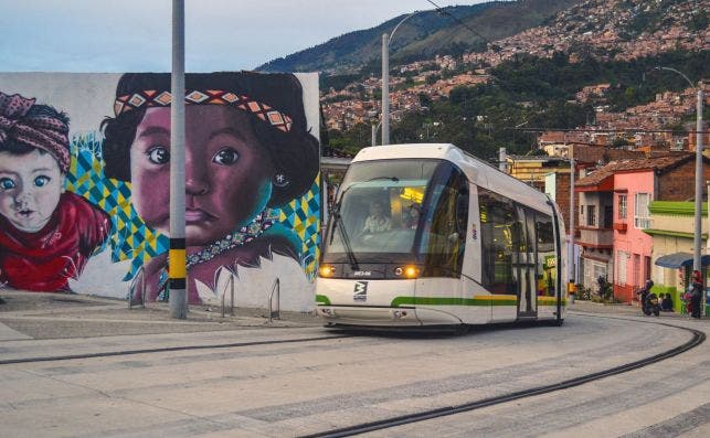 El tranviÌa de Ayacucho es una galeriÌa de arte urbano.