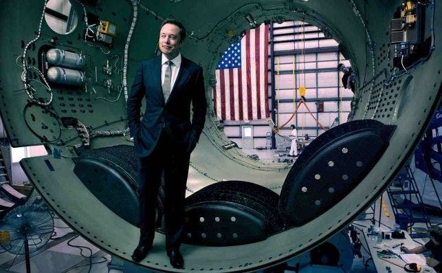 Elon Musk dentro de un cohete espacial en construcciÃ³n. Foto: Spacex/CC0 (dominio pÃºblico)