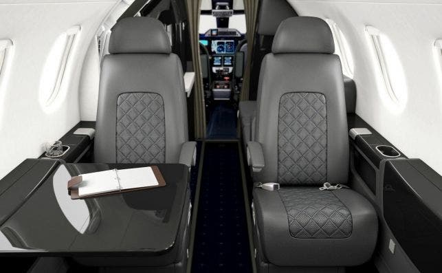 Interior del Embraer Phenom 300 de Surf Air.