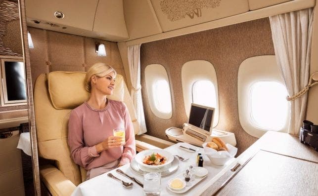 Las suites de Emirates se aÃ­slan completamente y parecen pequeÃ±os cuartos de hotel. Foto: Emirates.