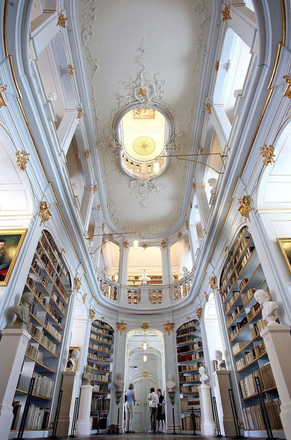 En 20014 un incendioÌ danÌƒoÌ la biblioteca y muchos de sus fondos. Foto EFE.