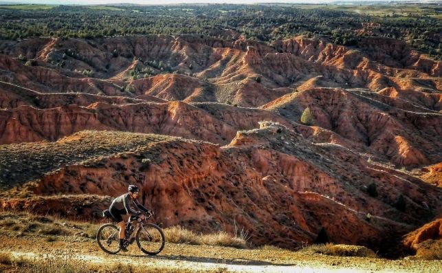 En bici por el mayor desierto demograÌfico de EspanÌƒa. Foto MontanÌƒas VaciÌas.