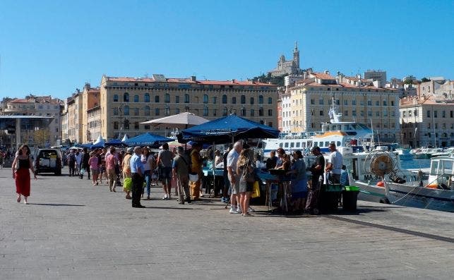En el mercado de pescadores se pueden adquirir los productos mÃ¡s frescos. Turismo de Marsella.