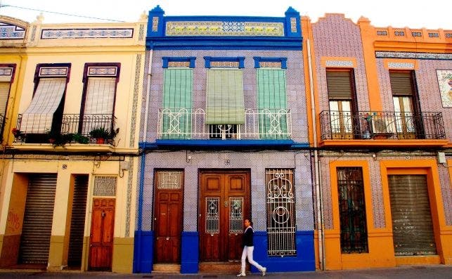 En la calle La Reina destacan las fachadas adornadas con coloristas azulejos. Foto: Mikel Ponce.