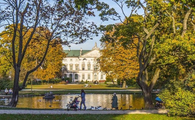 Es faÌcil imaginar al pequenÌƒo Chopin por los jardines de los palacios de Varsovia. Foto Turismo de Varsovia