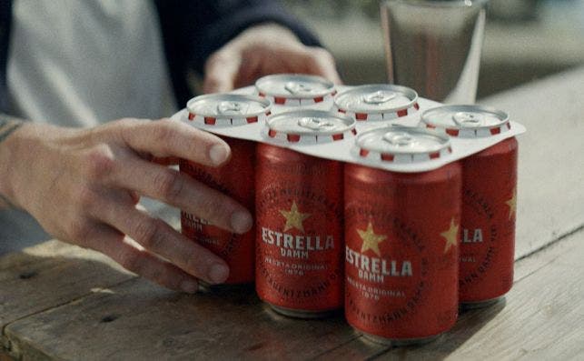 Estrella Damm está sustituyendo el plástico por cartón biodegradable en sus packs de latas.