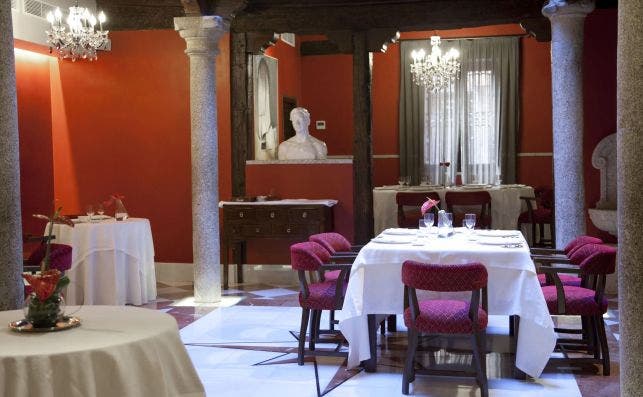 Estucos venecianos, cuadros, telares y ceraÌmicas decoran el comedor del resdtaurante Adolfo