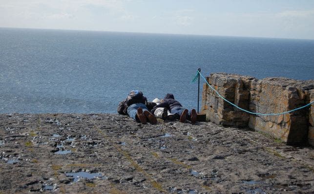 Los acantilados de Dun Ahongasa llegan a los 100 metros de alto. Foto JP Chuet