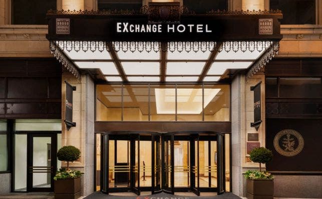 La entrada seÃ±orial del Exchange Hotel de Vancouver.
