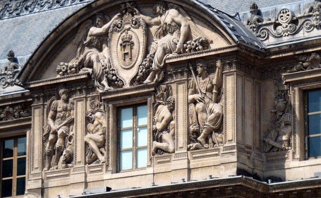Fachada del Louvre. Foto Pixabay