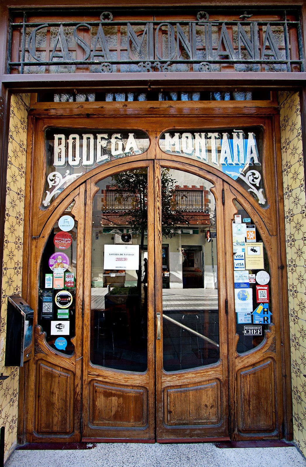 Fachada modernista de Bodega MontaÃ±a. Foto: Alex Crespo.