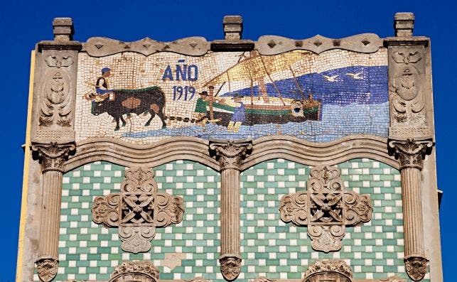 Fachada modernista fechada en el aÃ±o 1919. Foto: Alex Crespo.